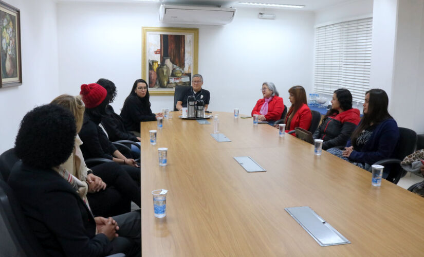 Integrantes do Programa Jovem Aprendiz são recebidas no gabinete do prefeito de Itapecerica da Serra 