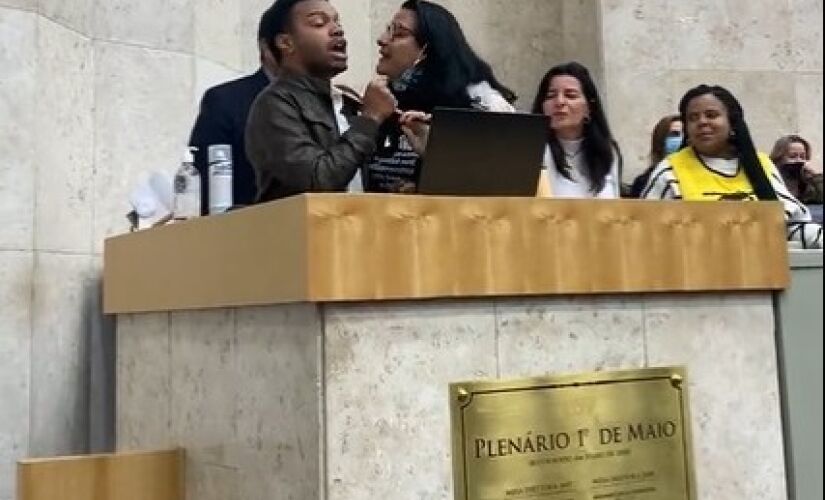 Fernando Holiday e Juliana Cardoso discutem na Câmara de SP