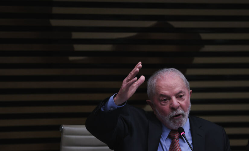 Lula concede entrevista à imprensa internacional nesta segunda-feira (22).