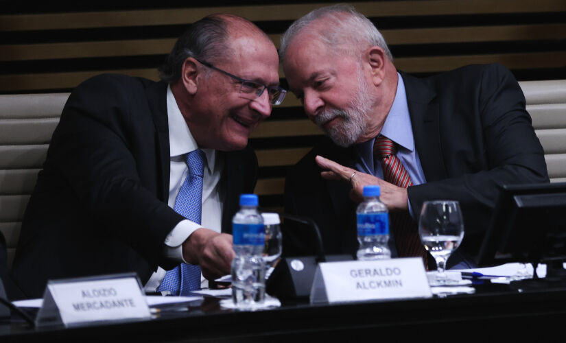 Vice-presidente Geraldo Alckmin ao lado do presidente Lula