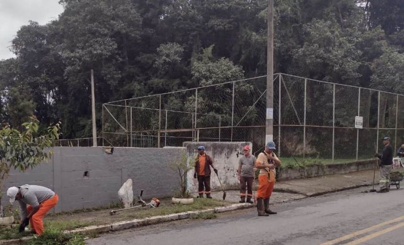 Ruas, praças, vielas e equipamentos públicos de Itapecerica da Serra recebem limpeza e zeladoria