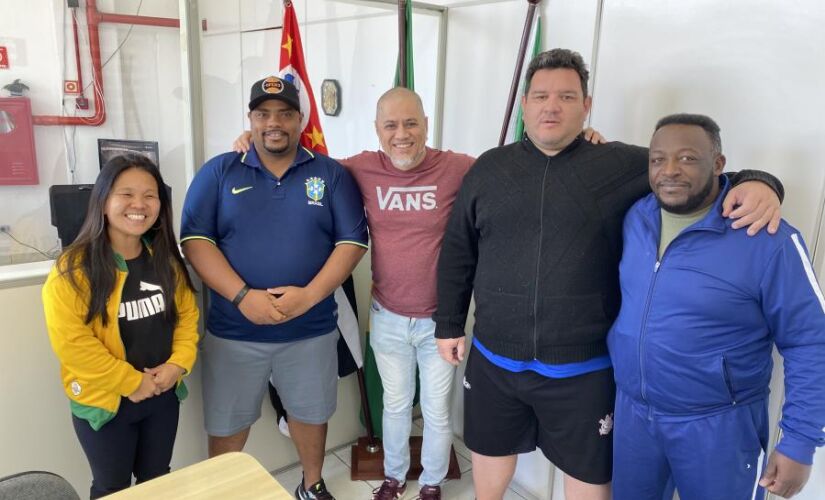 O Secretário Geraldo Luís Pedroso (Esporte e Lazer) e sua equipe; Cristiane Kajiwara, presidente da CBFA ; e Ricardo Trigo, o presidente da Federação Paulista de Futebol Americano e diretor do Corinthians Steamroll