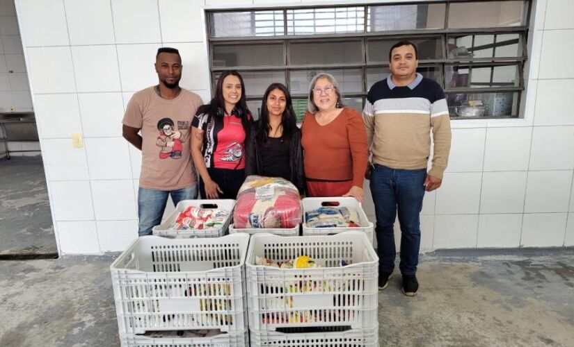 A entrega dos 220 quilos de produtos foi feita pela diretora da Equipe do Extremo Sul, que foi responsável pela organização do evento