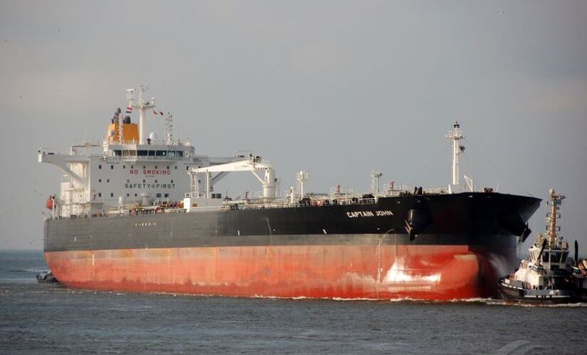 Navio MV Captain John P está na área de fundeio do Porto de Santos