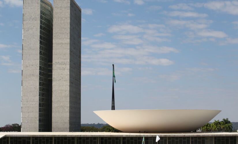 64 deputados estão na disputa por governos estaduais