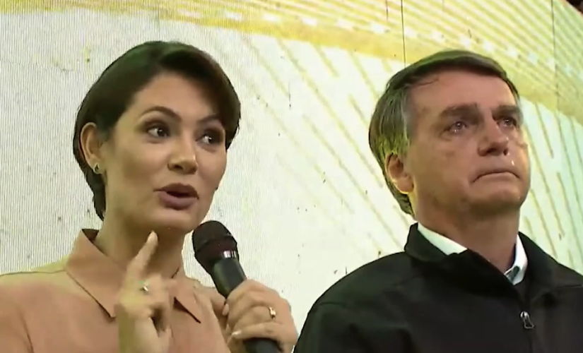 Michelle Bolsonaro, ao lado do marido