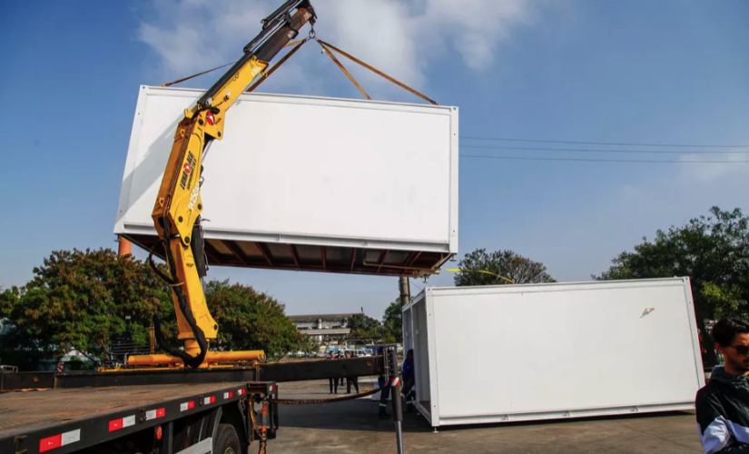 Instalação de casas modulares na Vila Reencontro, no Centro de SP