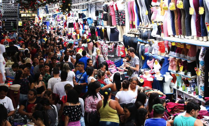 Brasileiros vão as compras no varejo de rua, shoppings e no e-commerce em busca de compras para o Natal. 