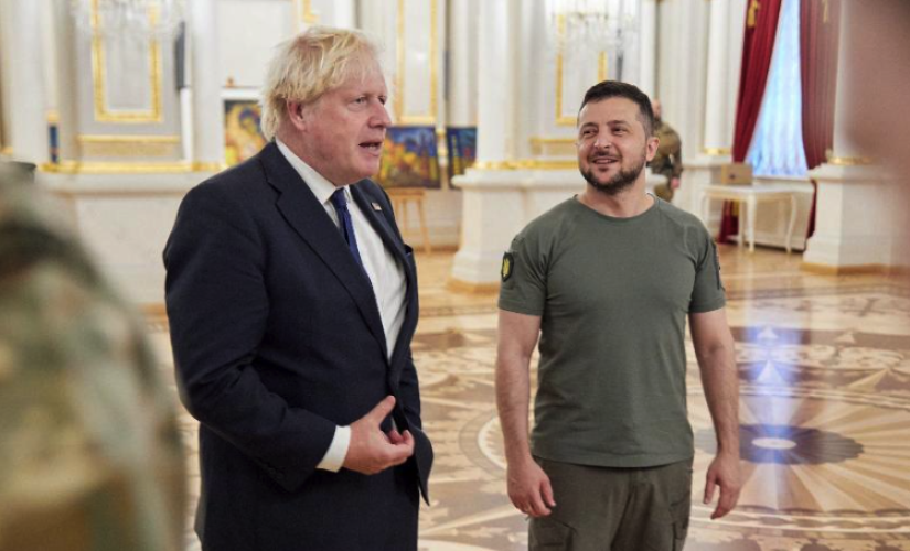 Boris Johnson e o presidente da Ucrânia, Volodymyr Zelensky (à direita)