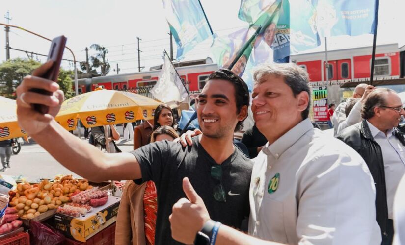 Tarcísio de Freitas durante visita ao Mercado da Lapa