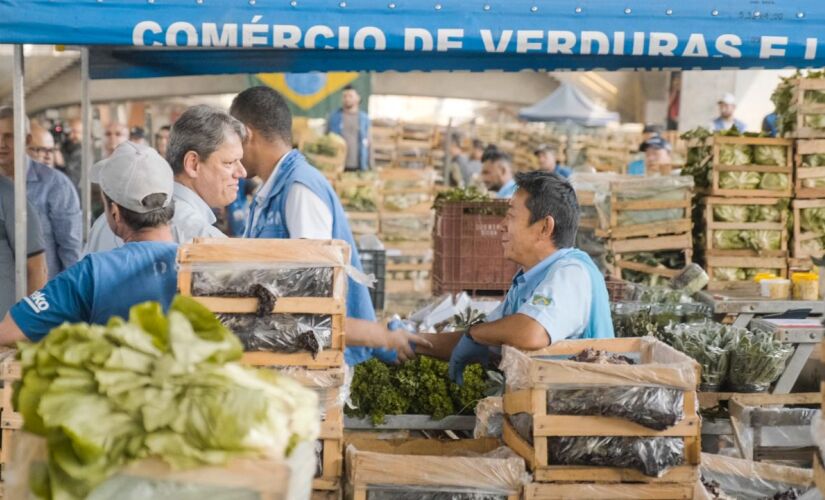 Tarcísio de Freitas durante visita à Ceagesp, na zona oeste da Capital