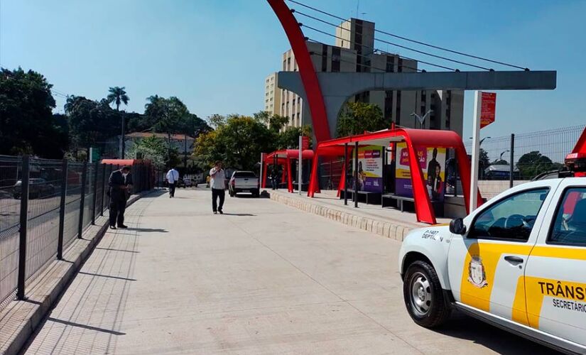 Os ônibus que fazem o transporte Vai e Vem da linha 4-Amarela tem capacidade para cerca de 200 passageiros por viagem