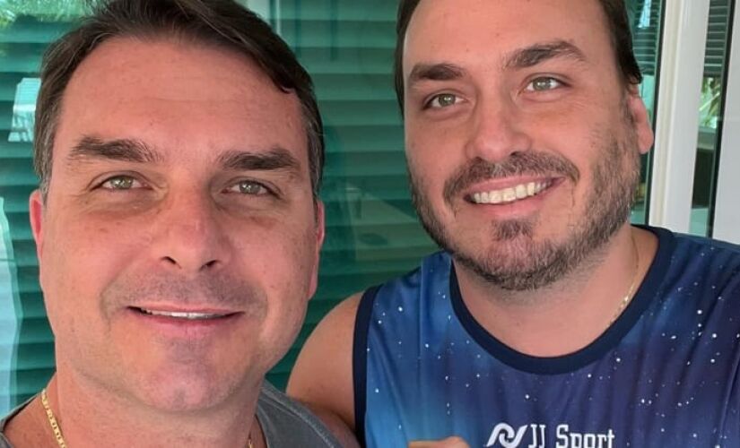 Flávio e o irmão Carlos Bolsonaro