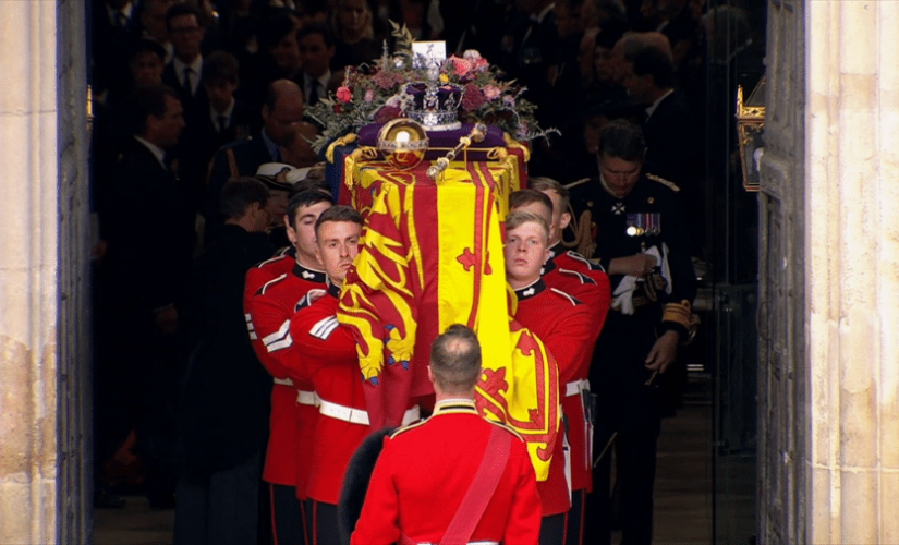 Funeral da rainha Elizabeth 2ª: após o funeral, caixão da rainha deixa Abadia de Westminster