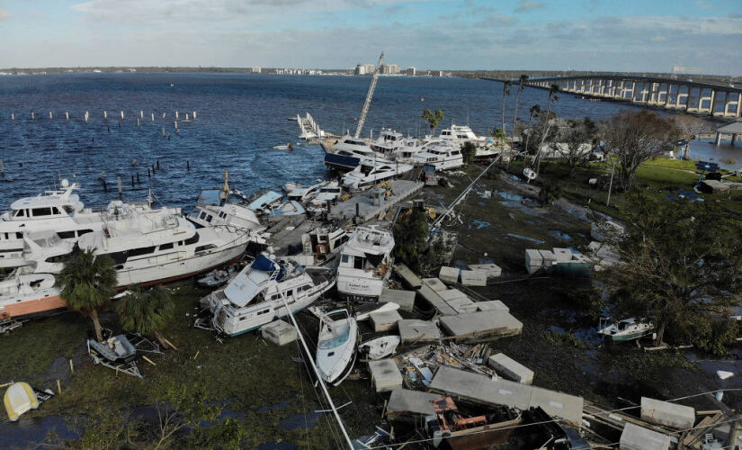 Barcos danificados em porto de Fort Myers, na Flórida, após passagem do furacão Ian 