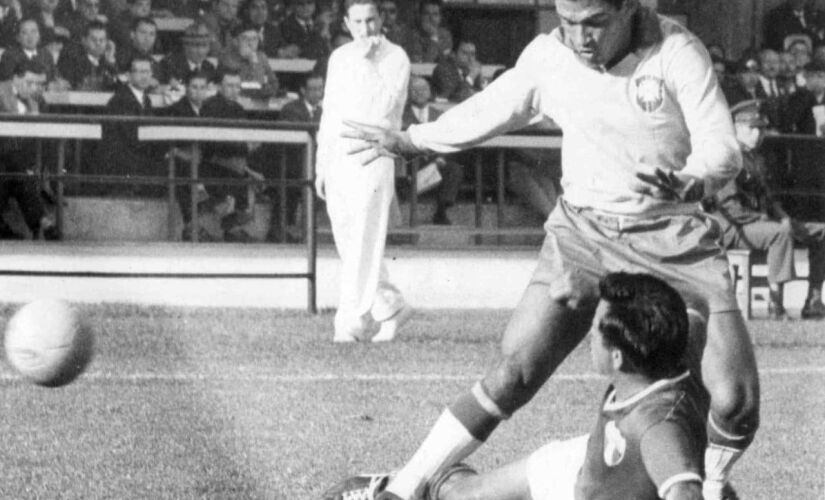 Garrincha durante vitória da seleção brasileira contra o México, por 2 a 0, em jogo válido pela Copa do Mundo de 1962, no estádio Sausalito, em Viña del Mar.