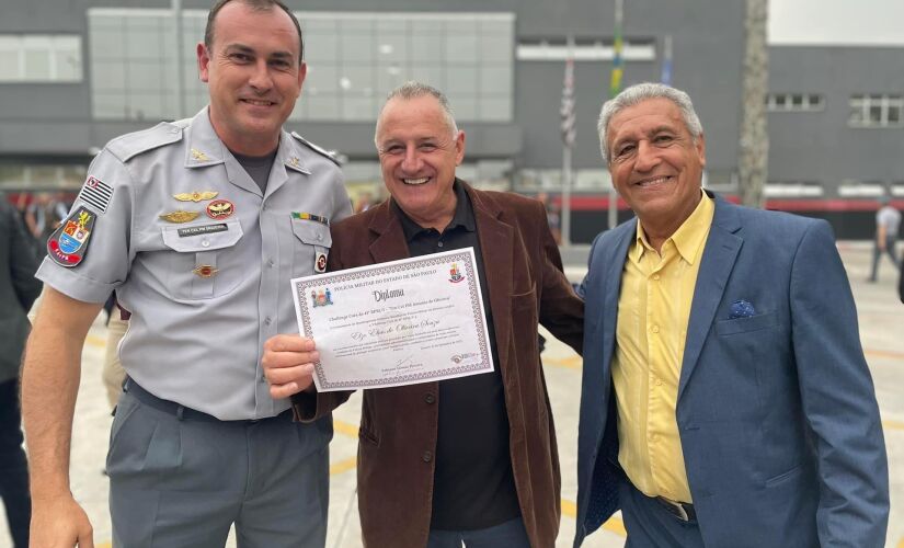 O prefeito de Igaratá, Elzo de Souza, recendo a honraria Moeda Challenge Coin.