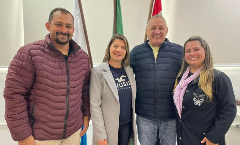 O prefeito de Igaratá, Elzo de Souza, acompanhado da secretária de saúde, Tatiany Pereira, da Diretora de Saúde, Diane Lima, e do Enfermeiro Juliano.