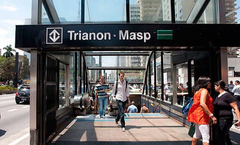 Mulher deficiente visual cai nos trilhos da estação Trianon-Masp