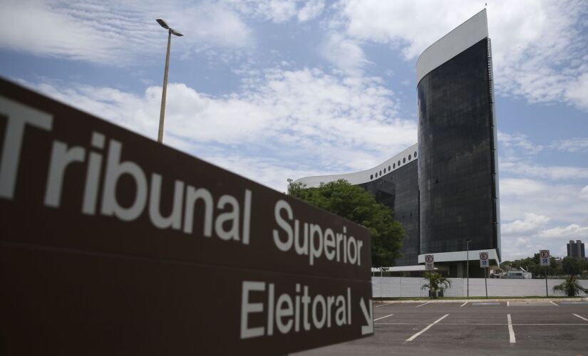 O ministro Raul Araújo, do Tribunal Superior Eleitoral (TSE), afirmou que o PDT não apresentou "elementos informativos" para embasar o pedido, de modo que a Justiça Eleitoral não poderia inverter o ônus da prova.