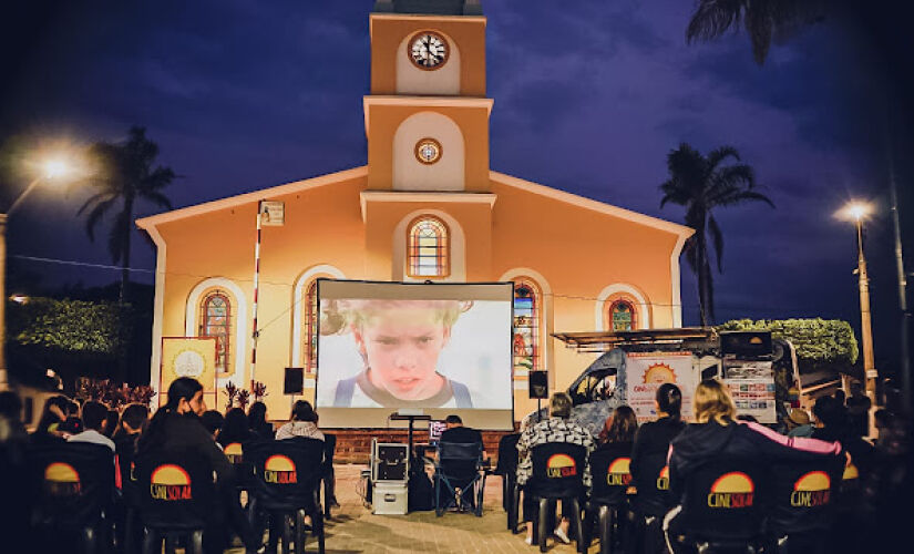 O CineSolar é o primeiro cinema itinerante do Brasil movido a energia solar