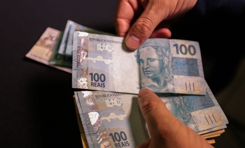 É possível receber uma renda de um salário mínimo após 40 anos guardando cerca de R$ 31 por mês