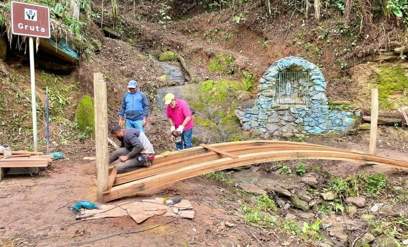 Obras de construção da ponte na gruta de Nossa Senhora de Lourdes.