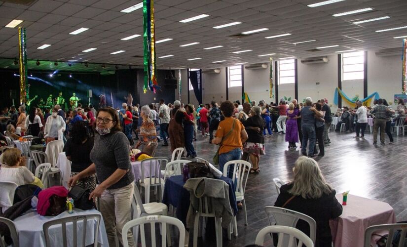 Baile da Melhor Idade acontece toda última sexta-feira do mês, das 13h às 17h