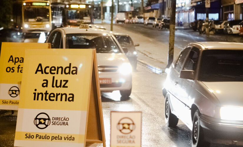 O número de multas por uso de celular ao volante cresceu 122% em SP neste ano