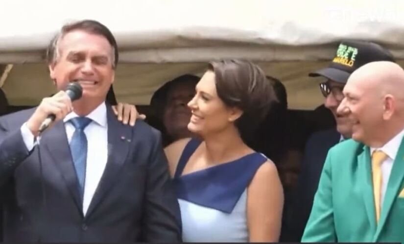 Bolsonaro, ao lado de Michelle Bolsonaro e do empresário Luciano Hang, em ato de 7 de Setembro