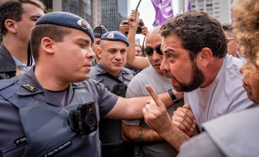 Guilherme Boulos discute com policial na avenida Paulista