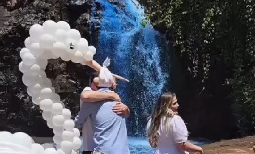 O casal que viralizou com o chá de revelação após tingir as águas de uma cachoeira de azul.