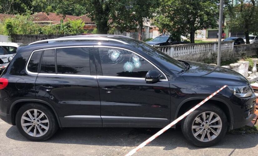 O carro alvejado enquanto passava por uma avenida da cidade