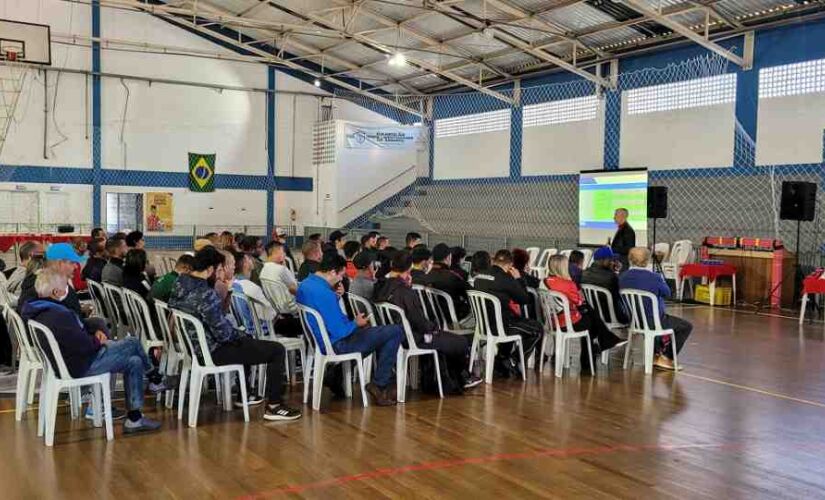 À ocasião, 80 profissionais, entre professores, técnicos desportivos, instrutores e estagiários da pasta participaram de uma palestra sobre "Desenvolvimento Pessoal"