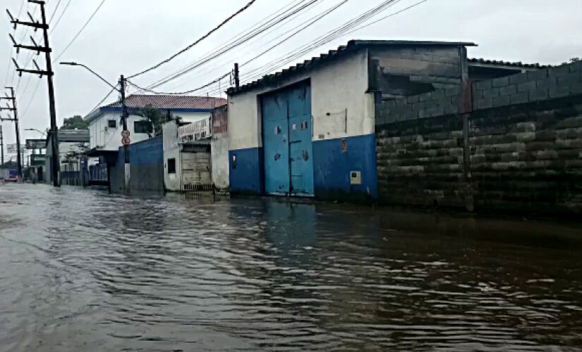 A Avenida Nossa Senhora de Fátima voltou a sofrer com alagamentos