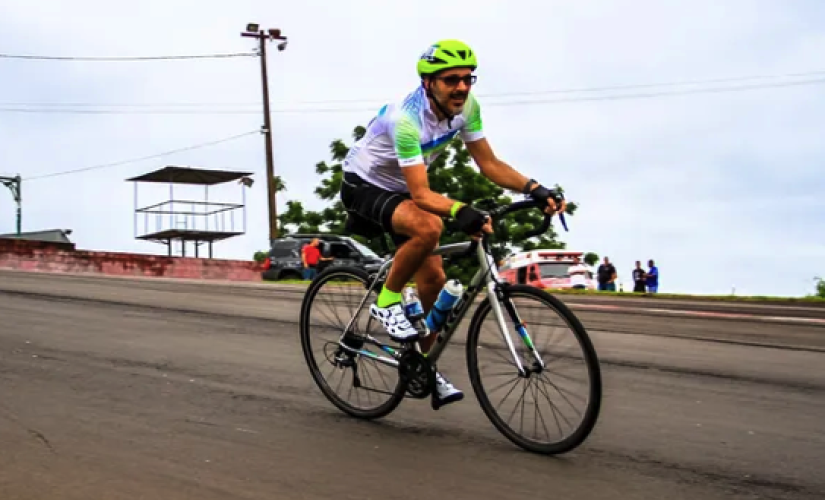 Guilherme Trevisani e a bicicleta que foi roubada dele na rodovia dos Imigrantes, em SP 