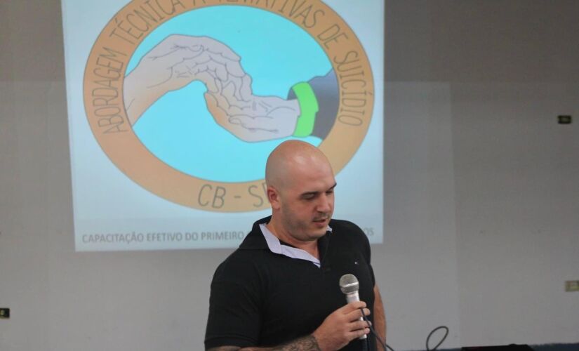 O bombeiro militar Vinicius Sette durante a palestra em alusão ao Setembro Amarelo, em Igaratá. 