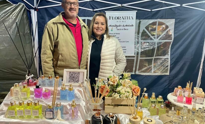 Artesãos durante a Feira de Artesanato e Gastronomia.