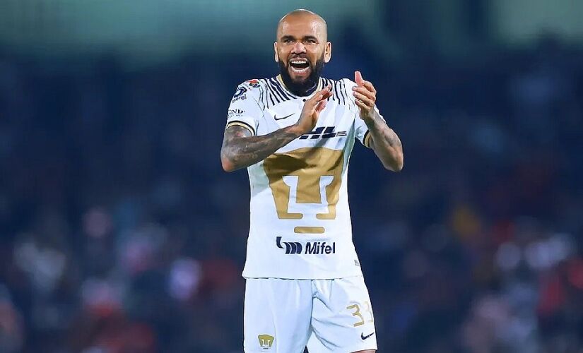 Pelo Pumas, Daniel Alves fez 12 jogos, com seis derrotas, cinco empates e uma vitória. Foram três assistências e nenhum gol