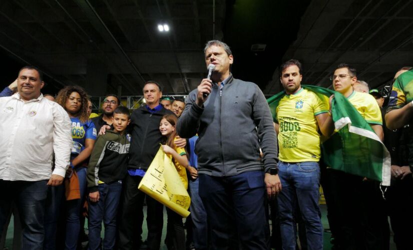 Tarcísio de Freitas durante ato de campanha em Santos