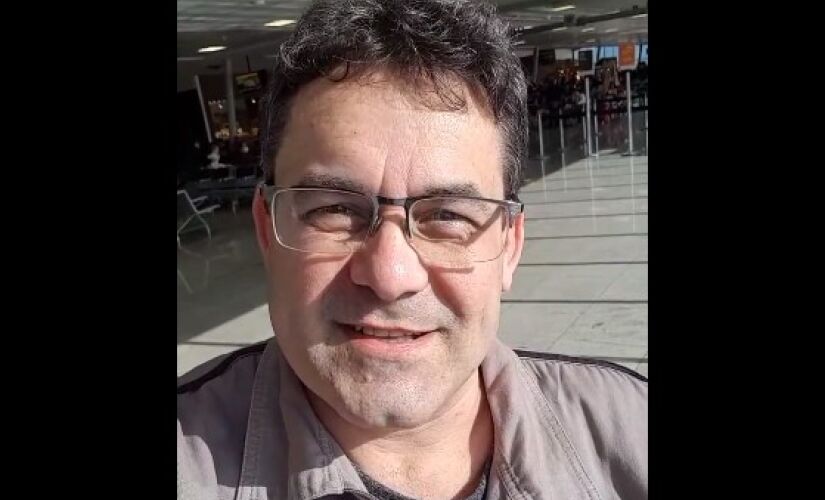 Artista Genildo Ronchi no aeroporto de Vitória, rumo a São Paulo