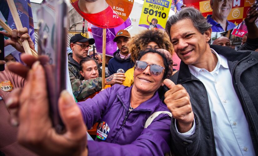 Fernando Haddad durante campanha na zona leste de São Paulo