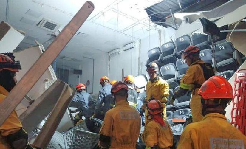 Bombeiros trabalham no local após desabamento em Itapecerica da Serra