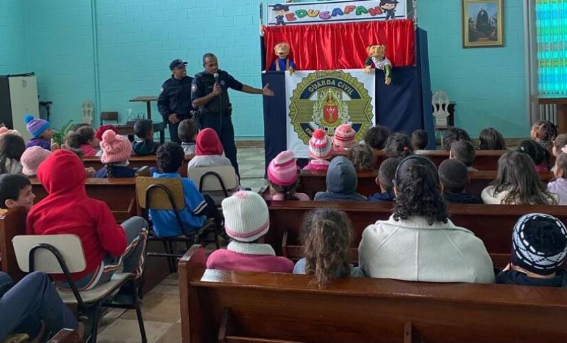 A apresentação abordou temas do cotidiano como o trabalho em equipe, as relações familiares e a questão da segurança pública