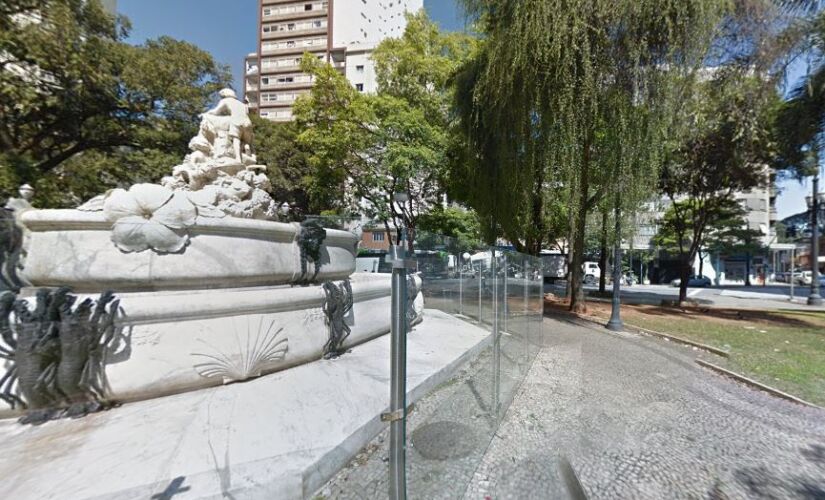 A praça Júlio Mesquita conta a fonte Monumental, que teve que ser desligada após furtos.