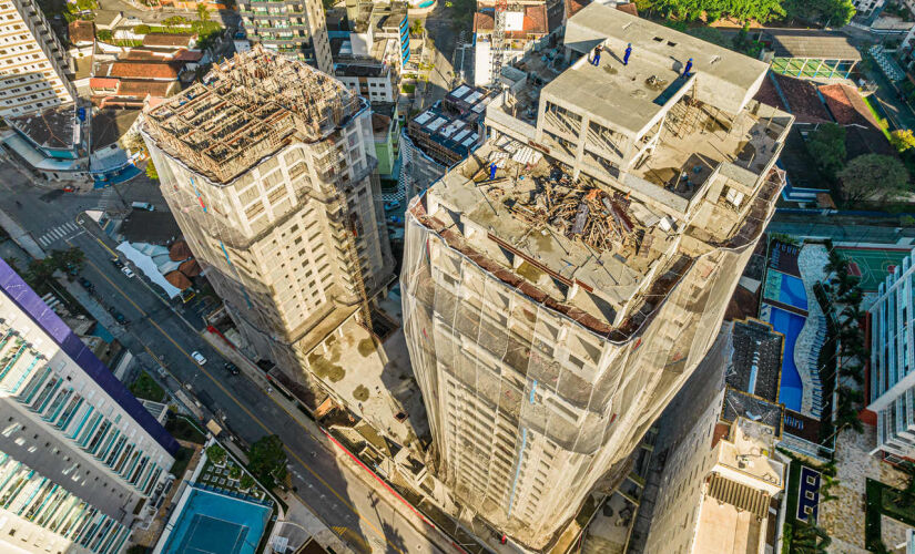 Prédio em construção fica localizado na Avenida General Rondon, em Guarujá, próximo à Praia das Astúrias