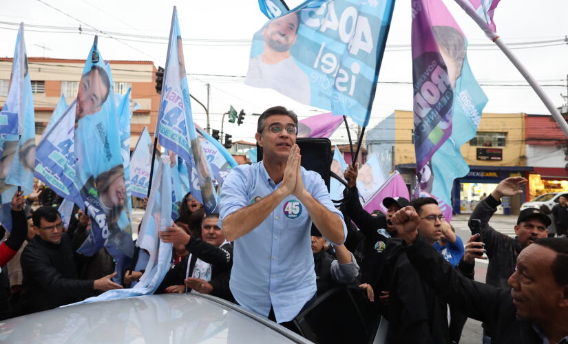 Rodrigo Garcia, do PSDB, durante campanha na zona leste de São Paulo