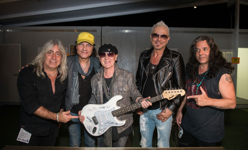 No top 3 dos itens leiloados está uma guitarra autografada pelo Scorpions, vendida por R$ 23 mil, em 2019