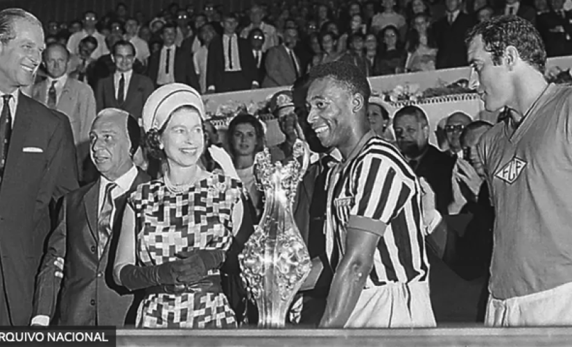 Rainha Elizabeth ao conhecer o jogador Pelé durante visita ao Brasil em 1968