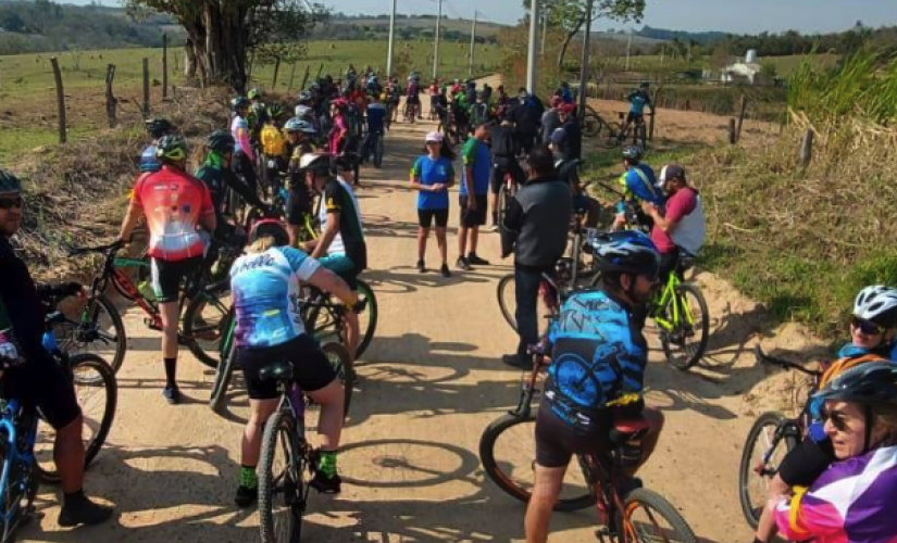 Para participar cada ciclista teve que levar 1 quilo de alimento não perecível